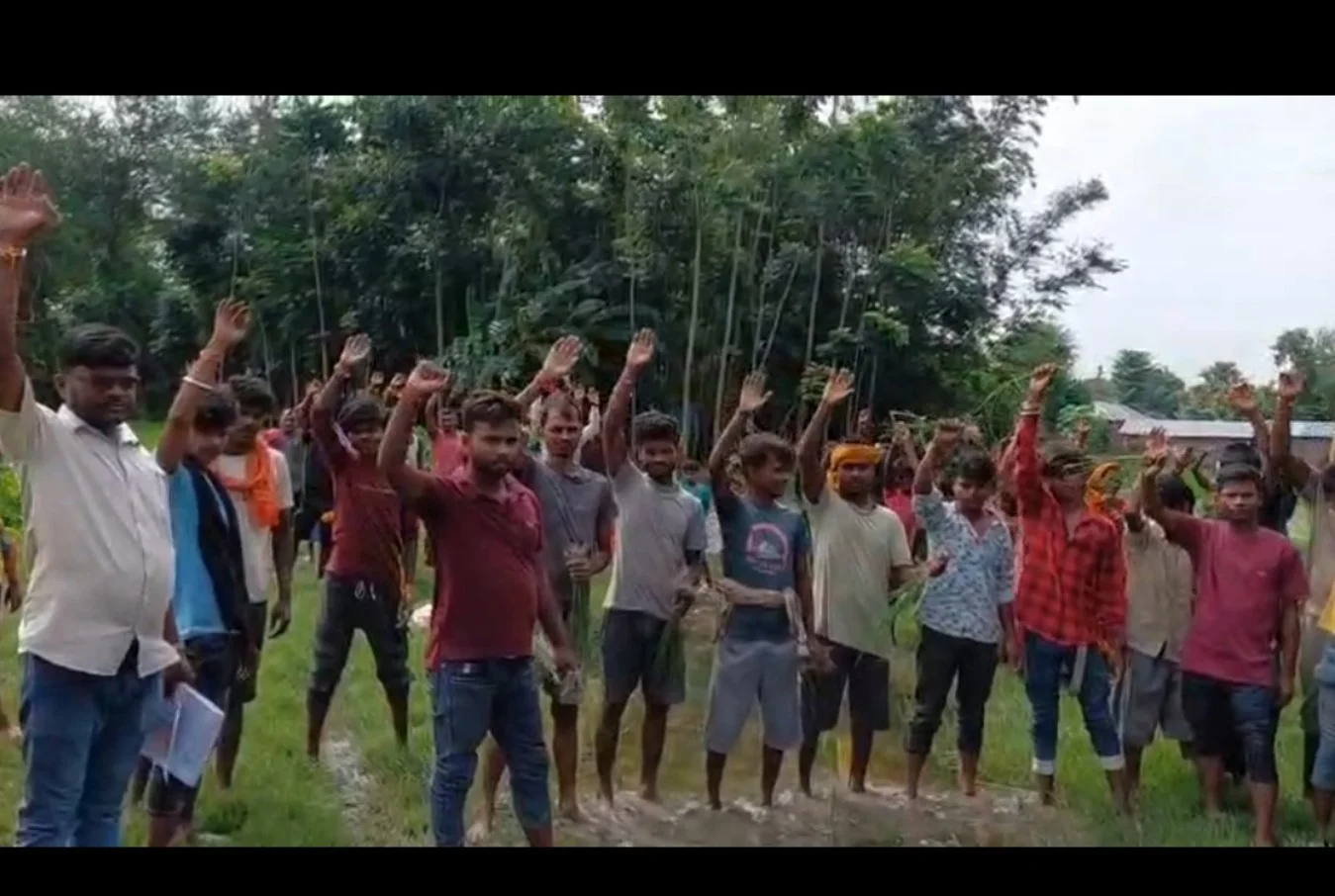 बिहार: मधेपुरा में सड़क पर धान रोपकर ग्रामीणों का अनोखा प्रदर्शन, बोले- ‘रोड नहीं तो वोट नहीं’