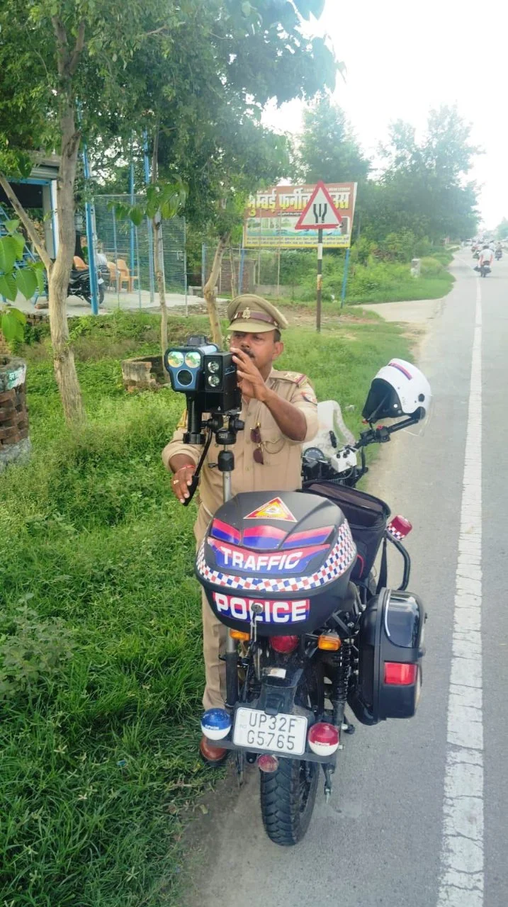 उत्तर प्रदेश: ओवरस्पीडिंग पर लगाम कसने के लिए दोपहिया इंटरसेप्टर वाहनों से यातायात पुलिस की सख्त कार्रवाई, 89 वाहनों के चालान