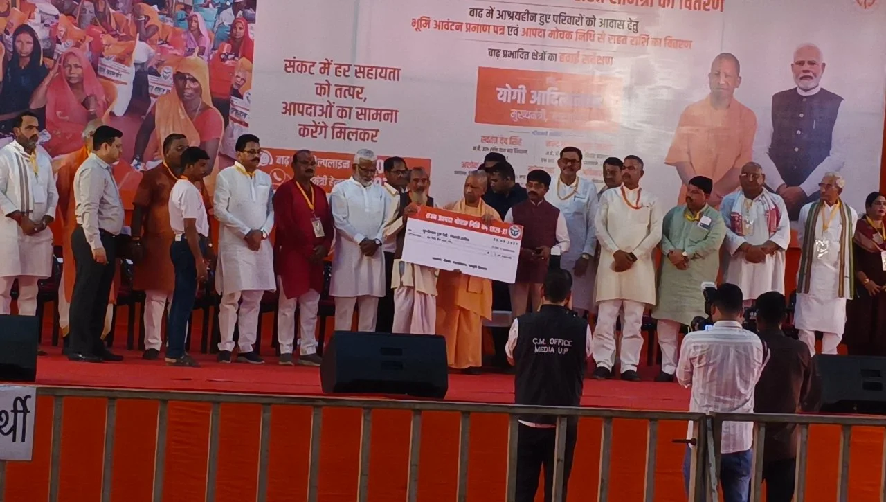 उत्तर प्रदेश: चित्रकूट में मंदाकिनी का रौद्र रूप, 800+ परिवार बेघर; CM योगी ने बांटी राहत, दिए पक्के घर के पट्टे और चेक