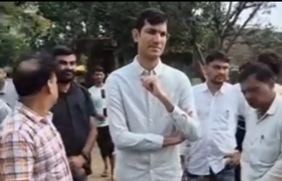 मध्यप्रदेश: दलदल में मोटरसाइकिल से पहुंचे कलेक्टर, डूब प्रभावित गांवों का लिया जायजा
