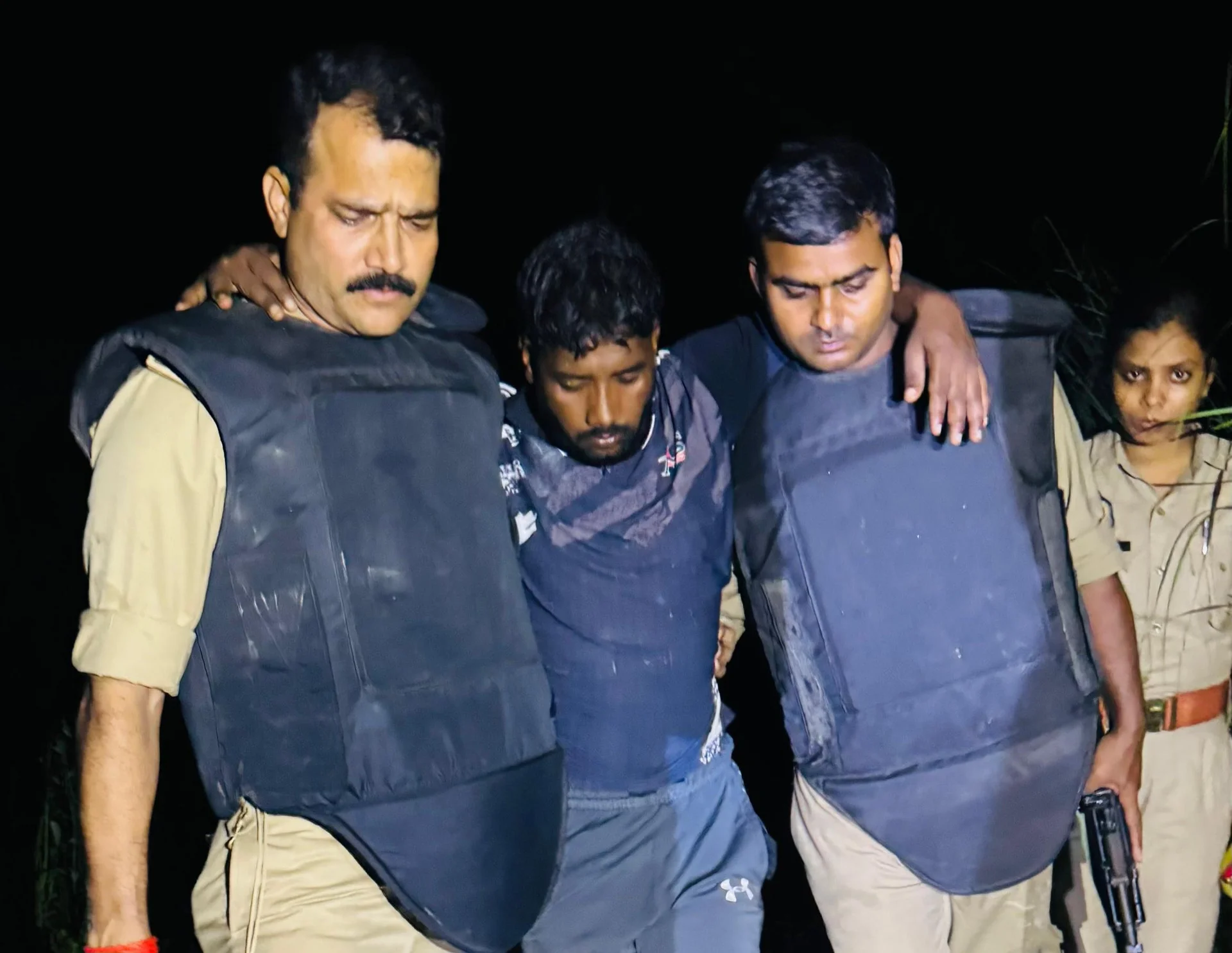 उत्तर प्रदेश: आजमगढ़ पुलिस की मुठभेड़ में आरोपी घायल, गोवंश वध में प्रयुक्त चापड़-चाकू व तमंचा बरामद