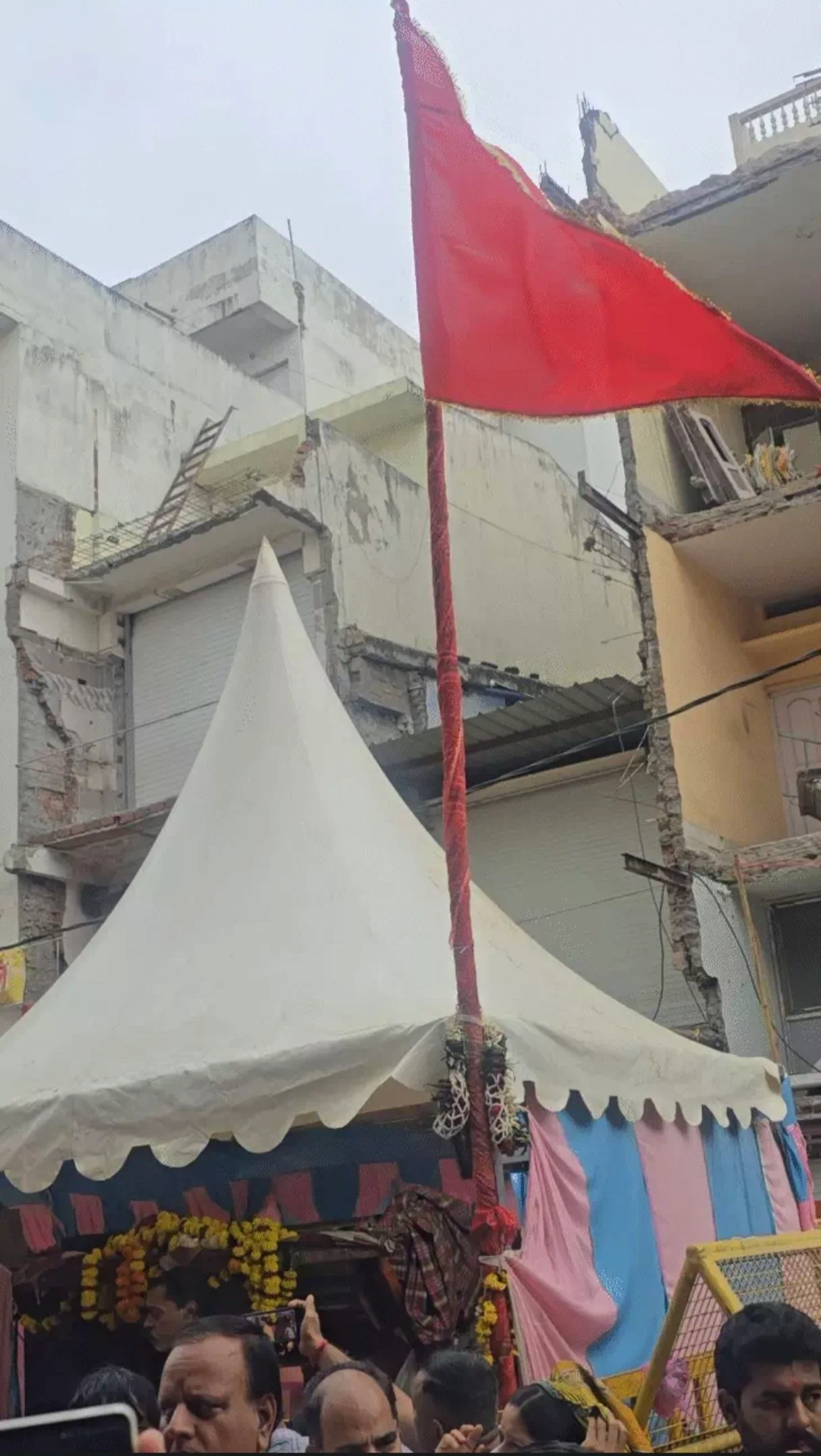 मध्य प्रदेश: क्रेन-जेसीबी भी नहीं हिला सकीं खड़े हनुमान की प्रतिमा, अब IIT इंदौर की टीम करेगी जांच