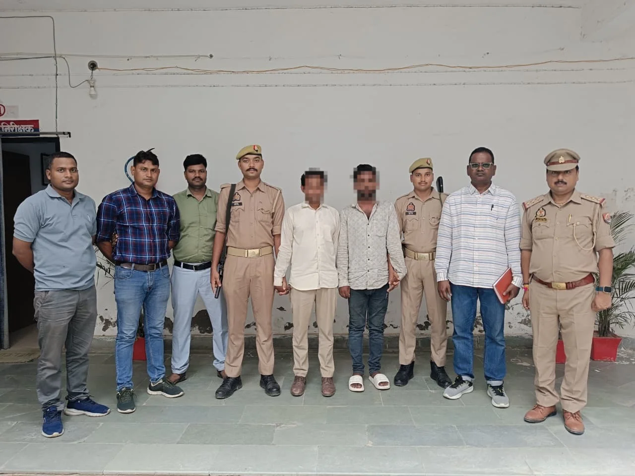 उत्तर प्रदेश: चंदौली में साइबर ठगी के गिरोह का पर्दाफाश, पूर्व बैंक कर्मचारी समेत दो गिरफ्तार; 300 से ज्यादा खाते जांच के घेरे में