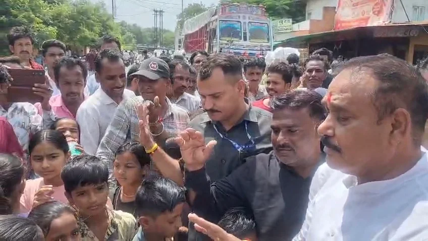 मध्यप्रदेश: महिदपुर में स्कूल बंद होने के विरोध में चक्काजाम, विधायक के साथ सड़क पर उतरे ग्रामीण