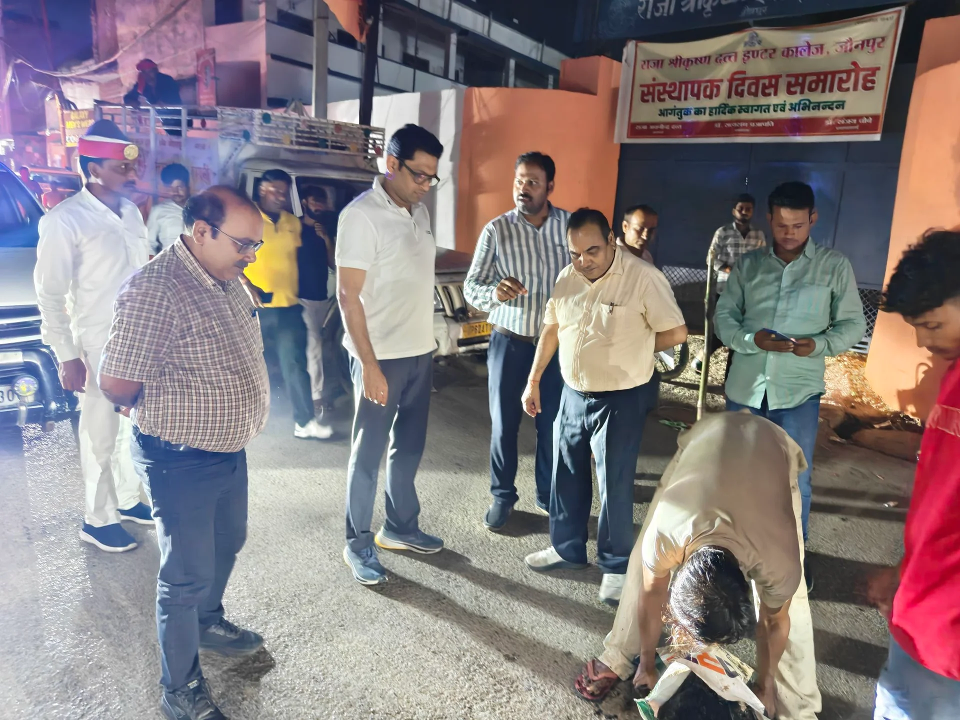 उत्तरप्रदेश: जिलाधिकारी देर रात सड़कों पर उतरे खामियां मिलने पर अधिकारियों को सुधार के निर्देश