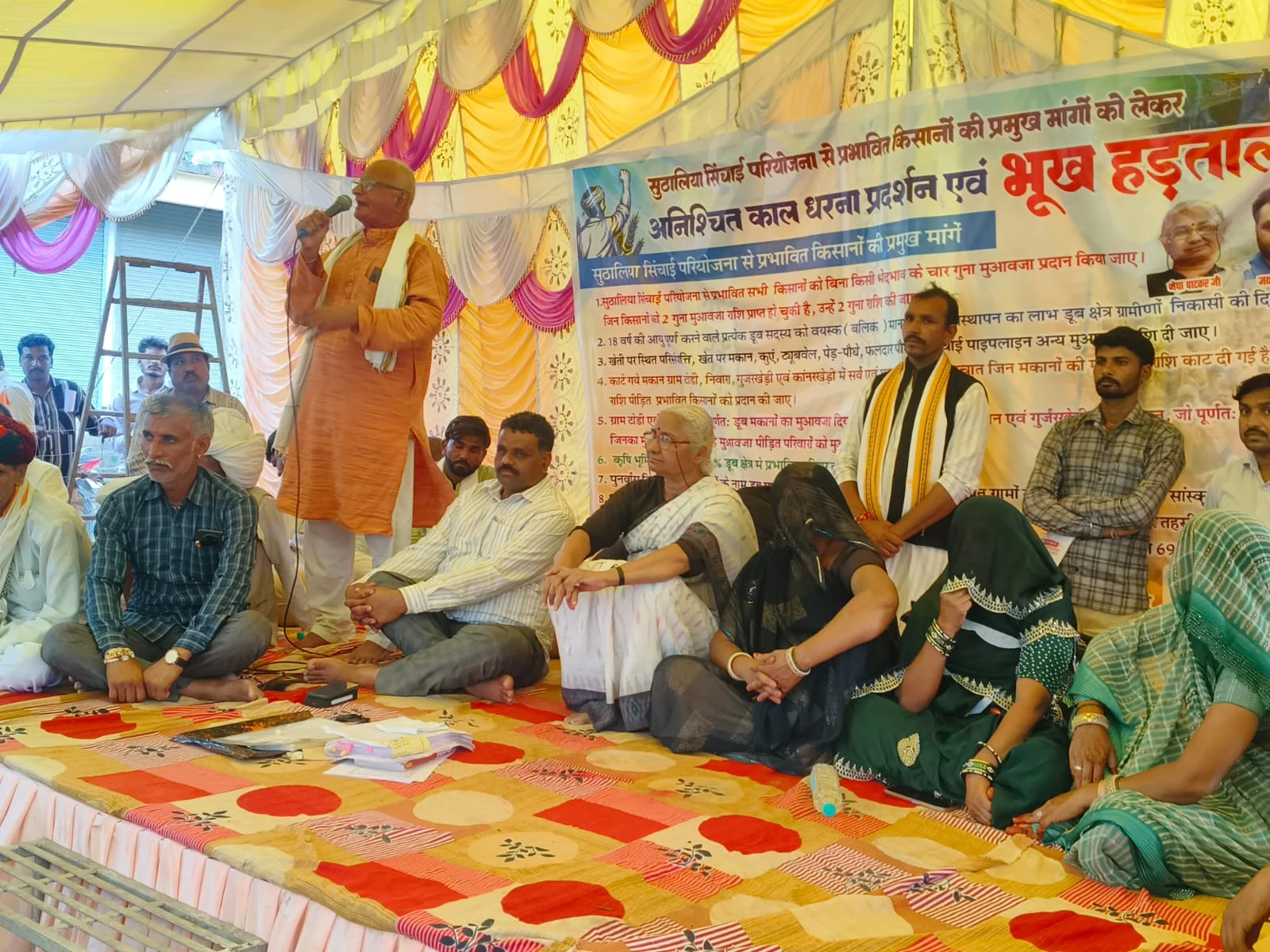 मध्य प्रदेश : अधिकारियों की बेरुखी से नाराज किसान, सुठालिया बस स्टैंड पर दिया धरना, पुनर्वास और हक के मुआवजे पर अड़े