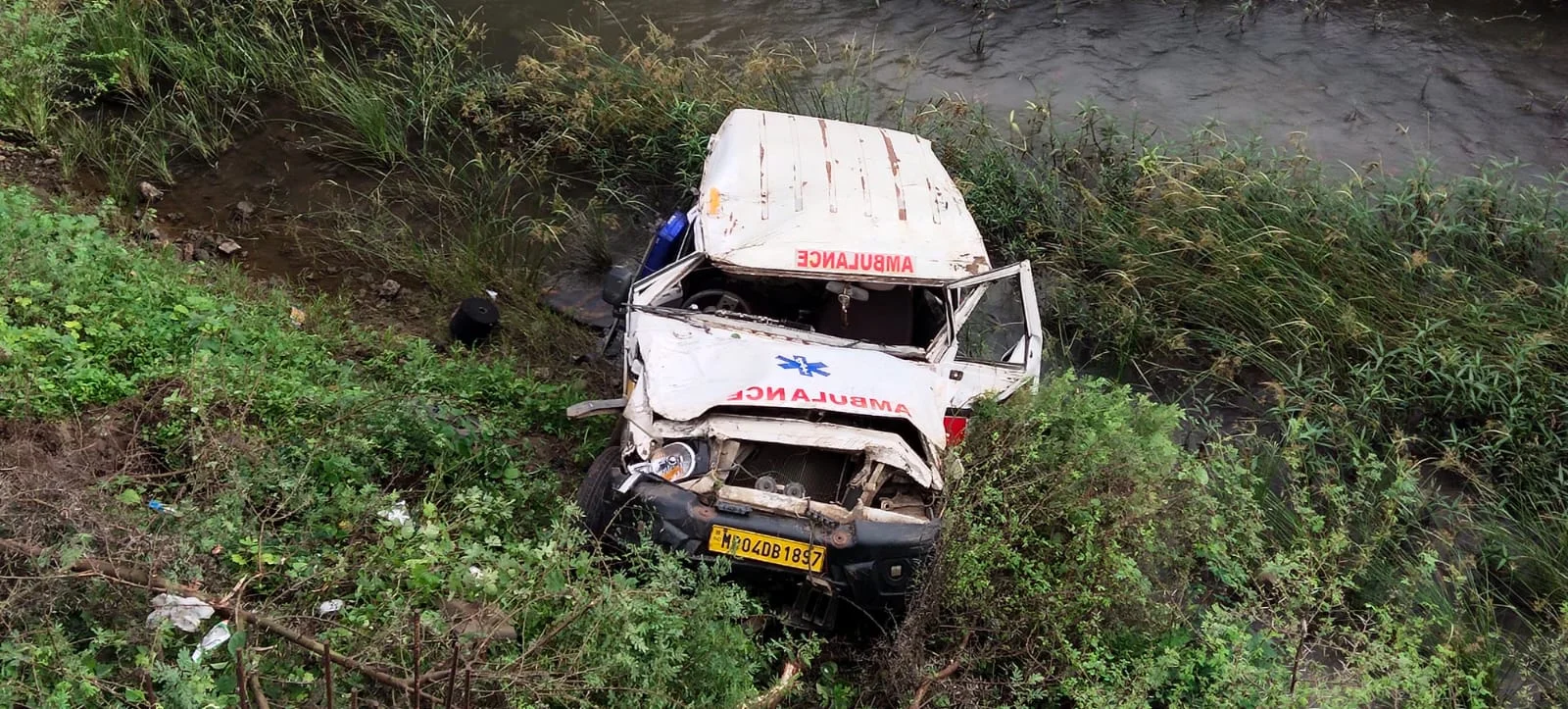 मध्य प्रदेश : 40 फीट गहरे नाले में जा गिरी तेज रफ्तार एंबुलेंस! बछड़े की दर्दनाक मौत, दो घायल