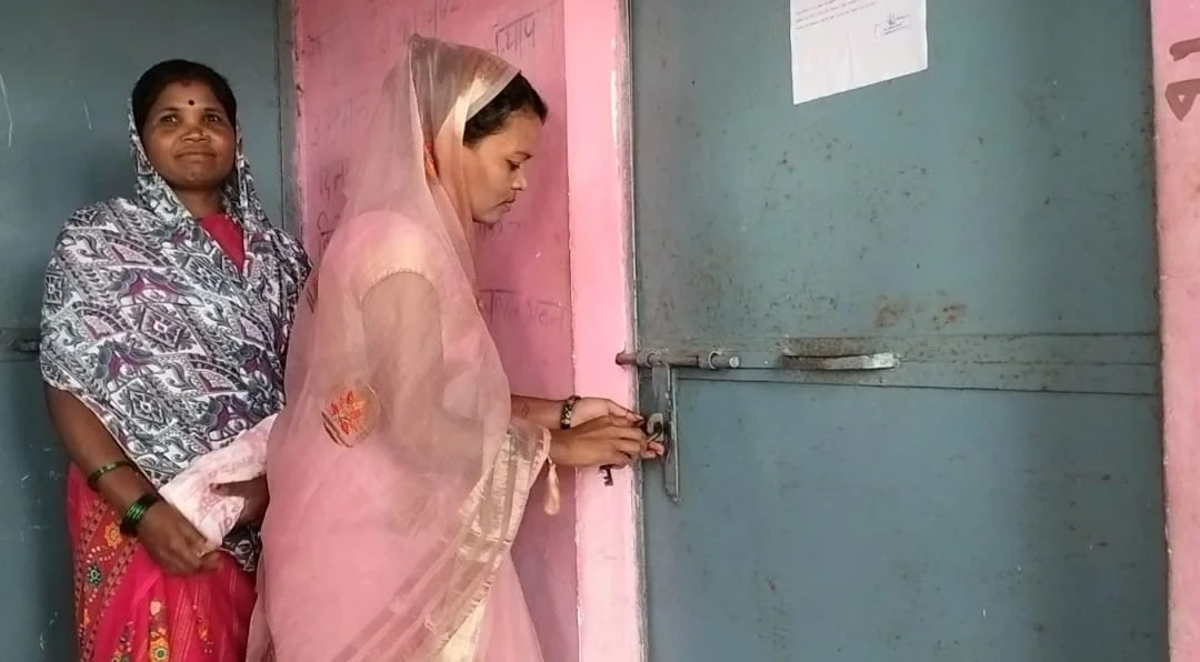 मध्यप्रदेश: सचिव-रोजगार सहायक नहीं मिले तो सरपंच ने पंचायत भवन में जड़ दिया ताला, ग्रामीणों के काम अटके