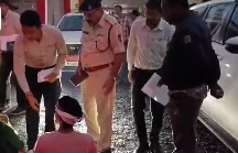 मध्यप्रदेश: बैतूल में प्रधानमंत्री आवास नहीं मिला तो कलेक्टर की गाड़ी के सामने बैठा हितग्राही, पत्नी-बेटे के साथ लगाई गुहार