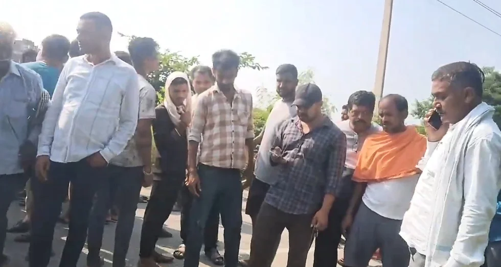 बिहार: औरंगाबाद में साइकिल से स्कूल जा रहे शिक्षक को हाइवा ने कुचला, मौके पर मौत; ग्रामीणों ने किया सड़क जाम