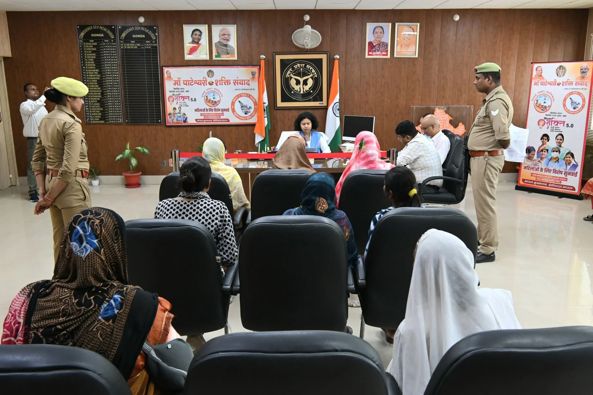 उत्तरप्रदेश: मण्डलायुक्त दुर्गा शक्ति नागपाल की पहल से महिलाओं की समस्याओं का प्राथमिकता पर निस्तारण