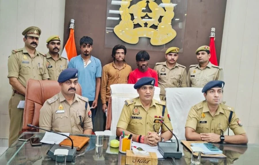 उत्तर प्रदेश: बिजनौर में मारपीट कर बाइक-मोबाइल और नकदी लूटने वाले 3 आरोपी गिरफ्तार, अन्य साथियों की तलाश जारी