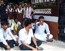 उत्तर प्रदेश: मिर्जापुर में जीडी बिनानी कॉलेज के छात्रों का धरना, प्राचार्य पर अभद्रता और करियर खराब करने की धमकी देने का आरोप