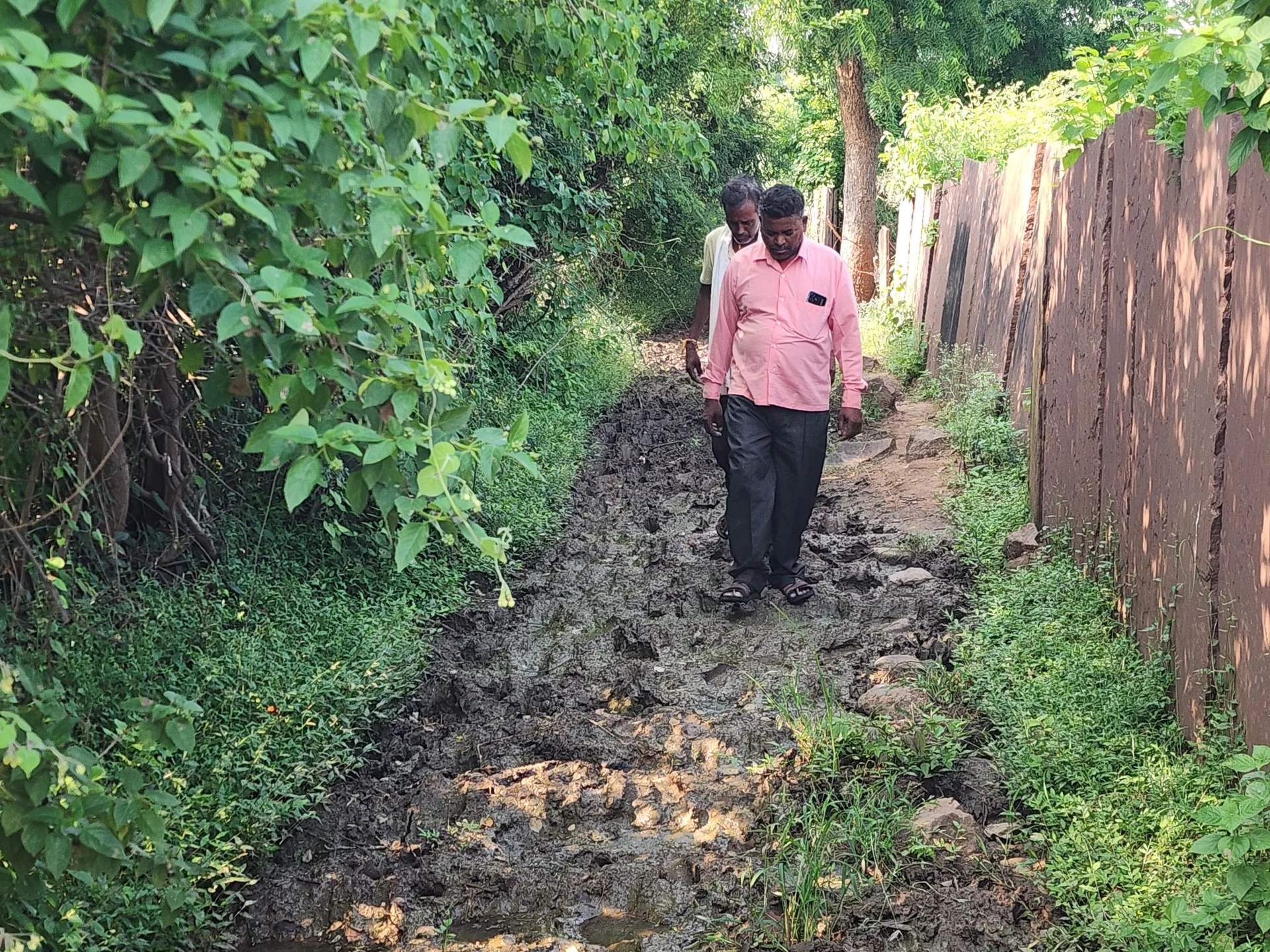 मध्यप्रदेश: बारिश ने खोली सड़क की पोल: पुराना बंजारी माता मार्ग पर कीचड़ और झाड़ियों से परेशान रहवासी