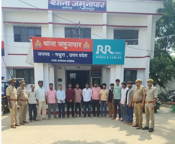 उत्तरप्रदेश: मेले में झूले को लेकर भिड़े दो पक्ष, जमकर हुआ पथराव; 13 गिरफ्तार