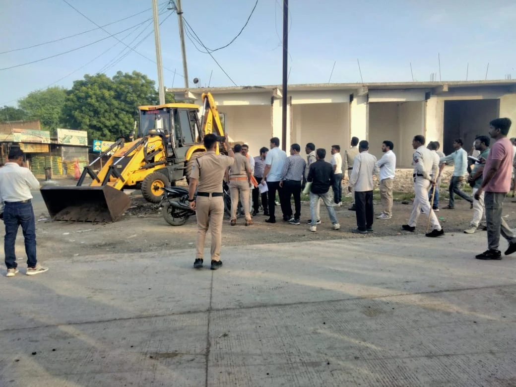मध्यप्रदेश: मंदसौर में गरजा मोहन सरकार का बुलडोजर, 10 दुकानों के अतिक्रमण पर चला प्रशासन का डंडा