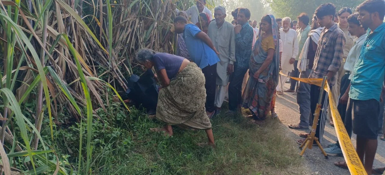 उत्तर प्रदेश : अर्धजली हालत में मिली महिला की लाश, पास में जीवित मिली बच्ची; इलाके में फैली सनसनी