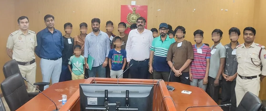 दिल्ली के तिगड़ी में बड़ा रेस्क्यू ऑपरेशन! 6 साल के बच्चे समेत 11 बाल श्रमिक मुक्त, चिप्स-बिस्कुट देकर कराया जा रहा था काम