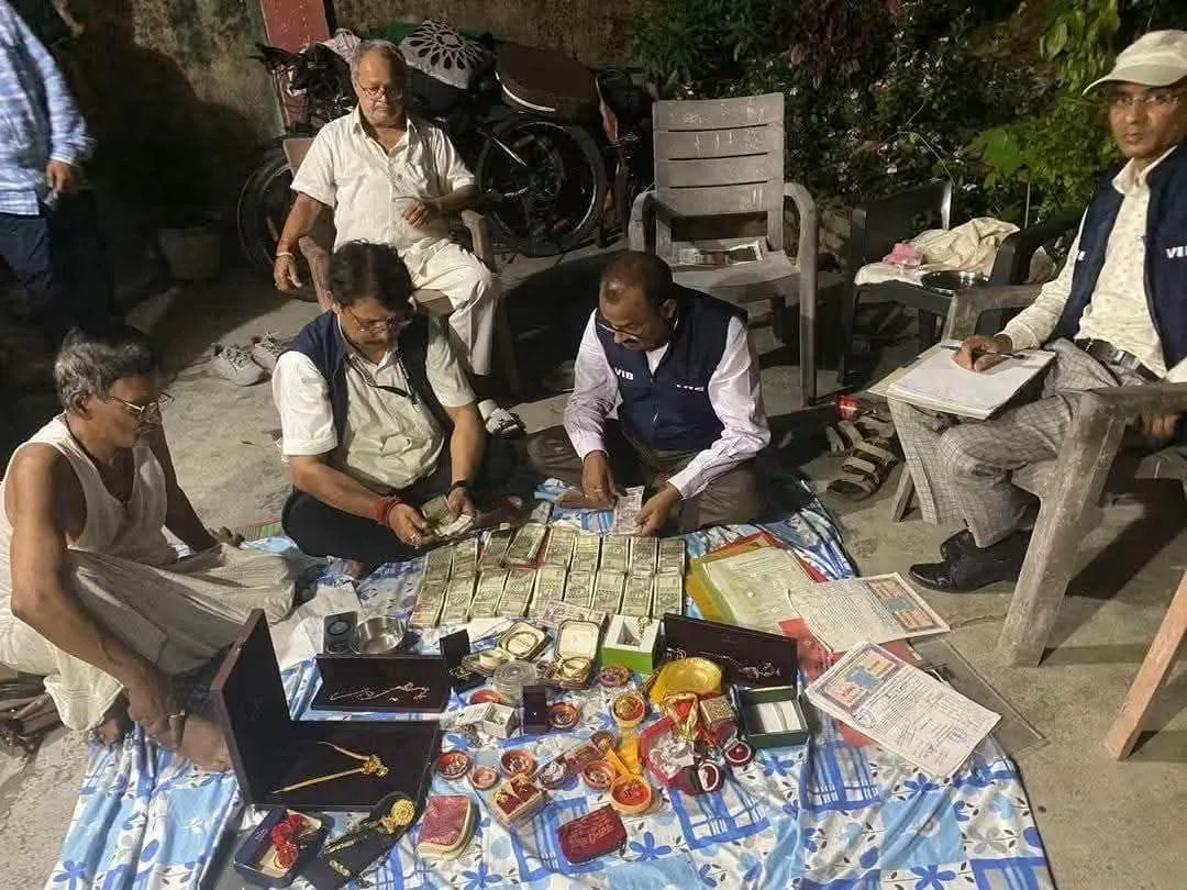 बिहार: ADM रविंद्र कुमार दिवाकर और पत्नी के ठिकानों पर छापा, नोटों की 100 से ज्यादा गड्डियां मिलने की बात