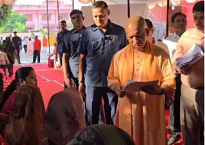 उत्तर प्रदेश: हर जरूरतमंद का आयुष्मान कार्ड बनाया जाए, जनता दर्शन में 150 लोगों की सुनी सीएम ने समस्याएं