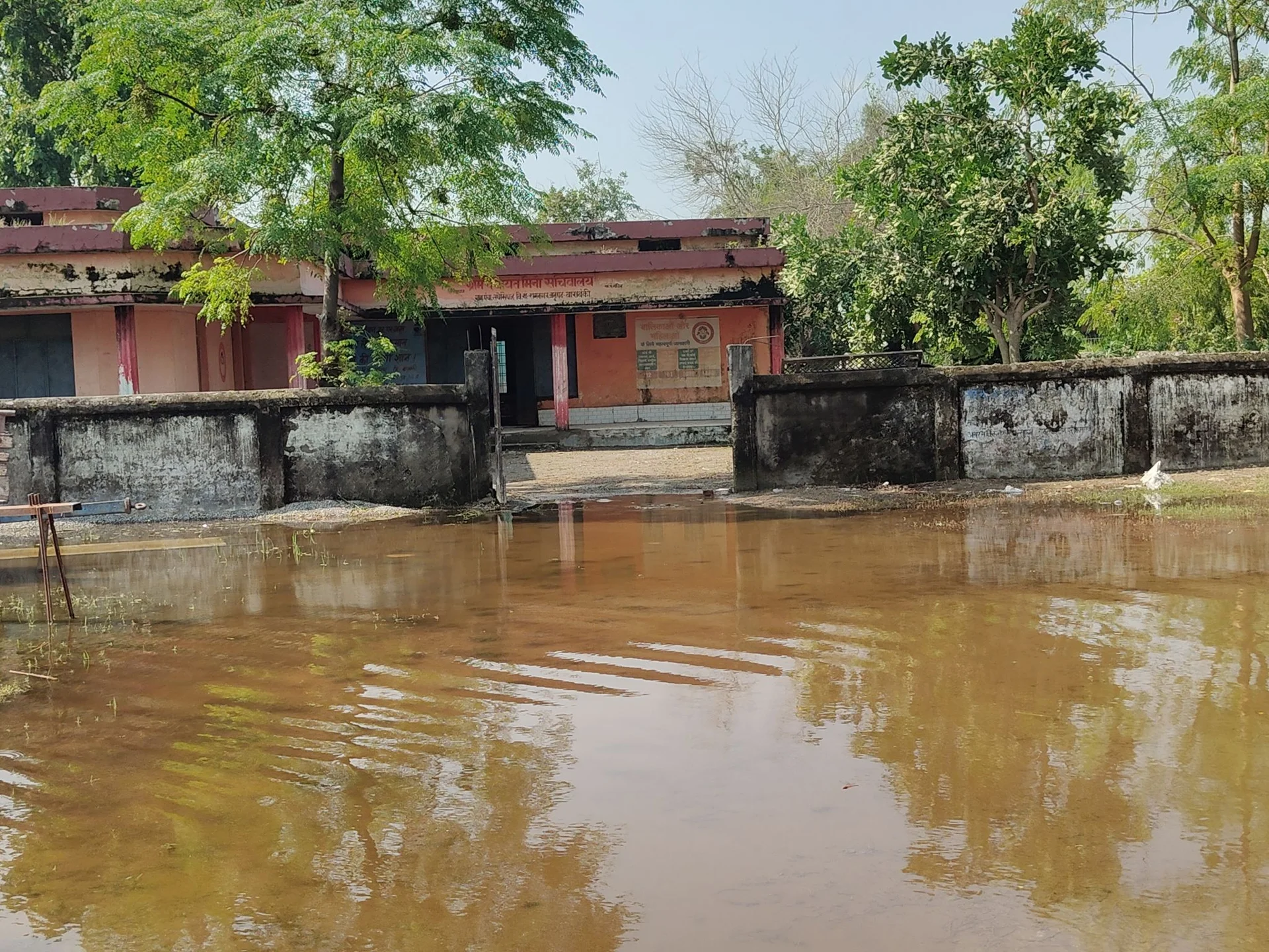 उत्तर प्रदेश: बाराबंकी में बाढ़ से स्कूल जलमग्न, पानी के बीच पढ़ने पहुंच रहे 232 बच्चे; हर साल बनती है यही स्थिति