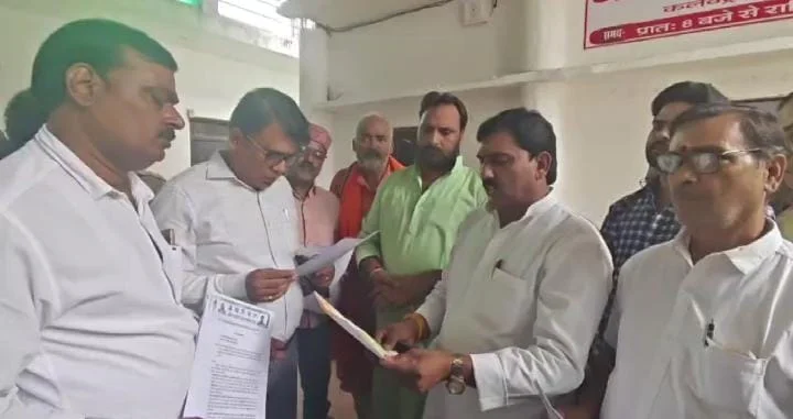 उत्तर प्रदेश: जौनपुर में अखिल भारतीय ब्राह्मण महासभा ने सपा विधायक के खिलाफ उठाया आवाज, जिलाधिकारी कार्यालय पर पहुंच दिया शिकायत पत्र