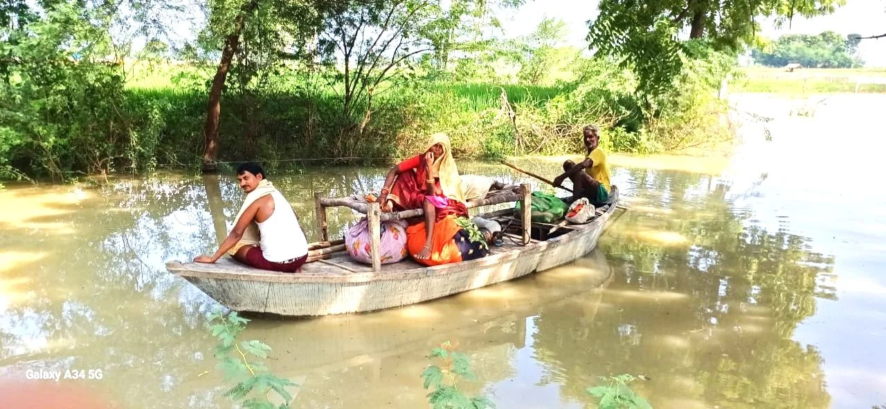 उत्तर प्रदेश: रायबरेली के डलमऊ में खतरे के निशान के ऊपर गंगा: बाढ़ प्रभावित इलाकों में ग्रामीणों की जिंदगी अब नावों के सहारे