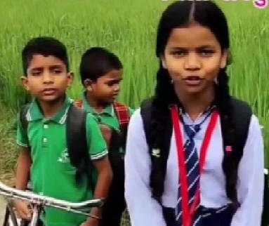 उत्तर प्रदेश: जौनपुर में खेत की मेड़ से स्कूल का सफर! बदहाल रास्ते से परेशान बच्ची ने DM से लगाई गुहार, वीडियो सोशल मीडिया पर हुआ वायरल