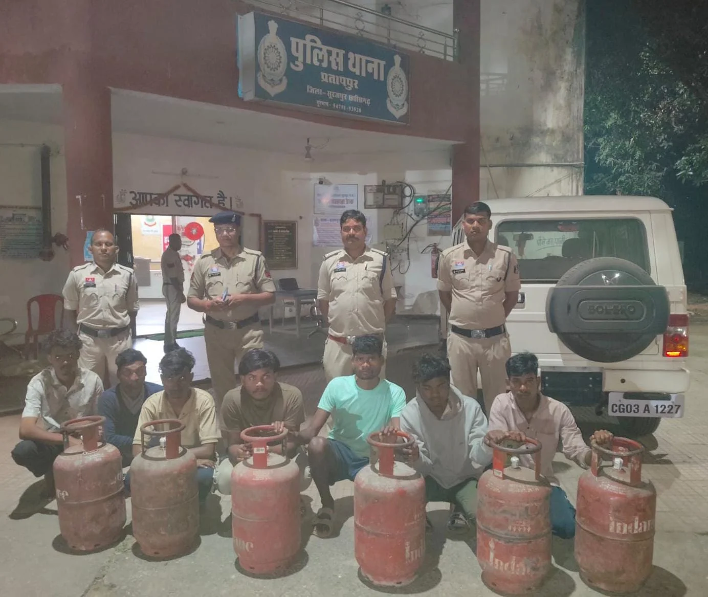 छत्तीसगढ़: प्रतापपुर में गैस सिलेंडर चोरी का बड़ा खुलासा! 6 सिलेंडर गायब होने से मचा हड़कंप, CCTV ने खोला राज, 7 आरोपी गिरफ्तार