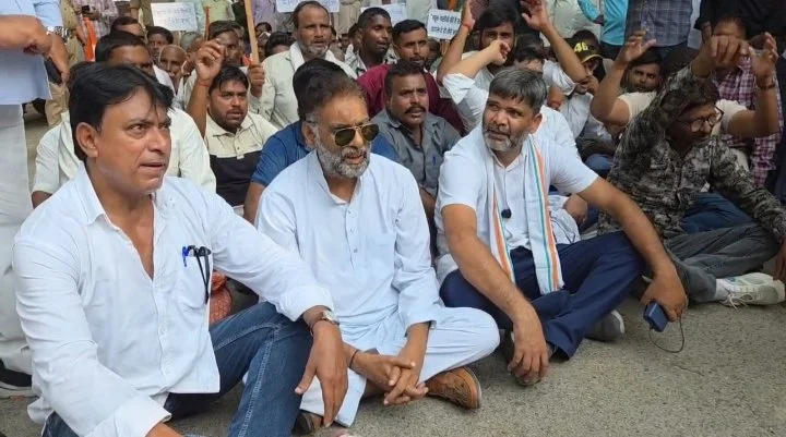 उत्तर प्रदेश: गन्ना भुगतान को लेकर सड़क पर उतरे किसान, प्रशासन अलर्ट, चपे-चपे पर पुलिस तैनात