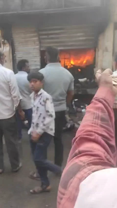 मध्य प्रदेश: महिदपुर में आग का तांडव! बड़ौदा बैंक के सामने जूते-चप्पल की दुकान जलकर खाक