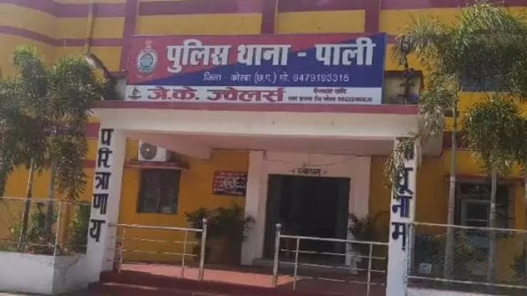 छत्तीसगढ़: मुर्गी चोरी के मामूली विवाद में पड़ोसी ने डंडे से पीट-पीटकर की युवक की हत्या, आरोपी फरार