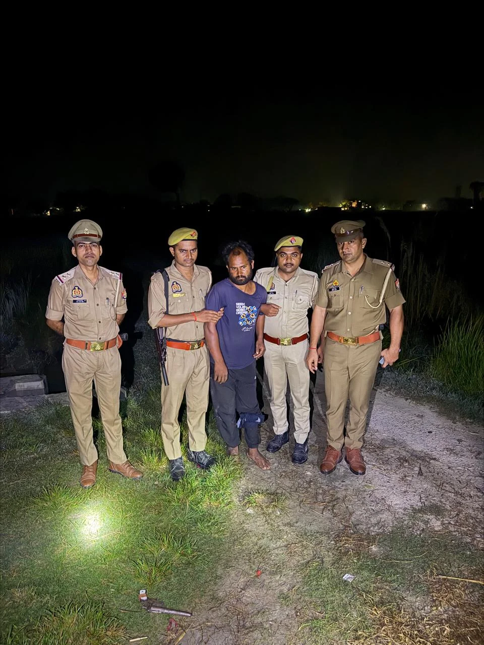 उत्तर प्रदेश: बलिया में पुलिस मुठभेड़ के दौरान शातिर गो-तस्कर गिरफ्तार, पैर में गोली लगने से घायल